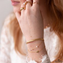 "Monaco" perle armbnd i guld med hvide ferskvandsperler