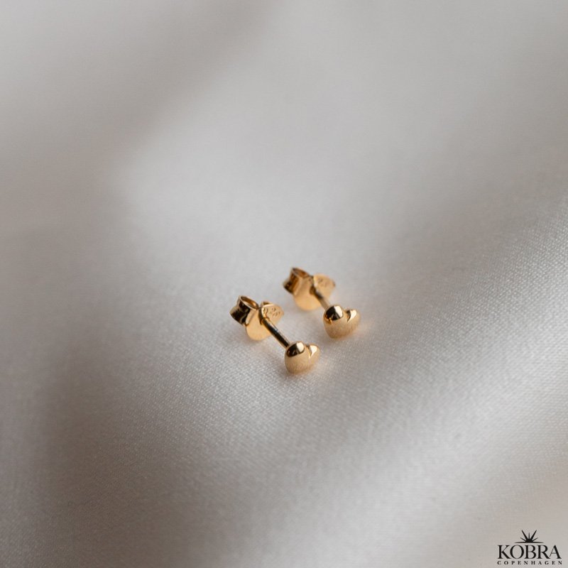 "Liva" mini ørestikker med små guld hjerter