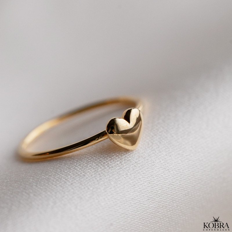 "Liva" enkel guld ring med lille hjerte