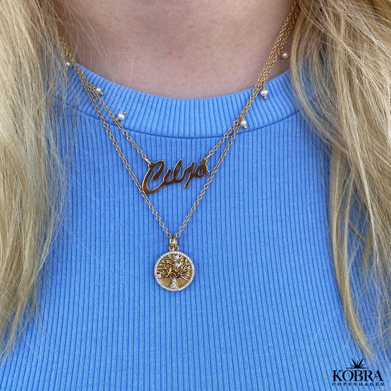 "Milano" hndlavet guld navnehalskde med sm hvide ferskvandsperler