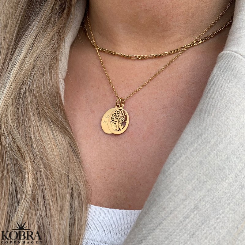 Guld halskde med Livets Tr med oval amulet og din gravering