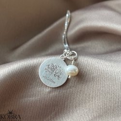 Livets Træ smykke i sølv med personlig gravering samt hvid ferskvandsperle