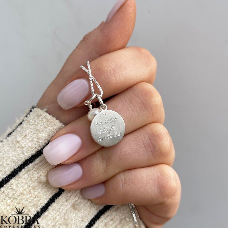 Livets Træ smykke i sølv med personlig gravering samt hvid ferskvandsperle