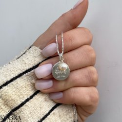 Livets Træ smykke i sølv med personlig gravering samt hvid ferskvandsperle