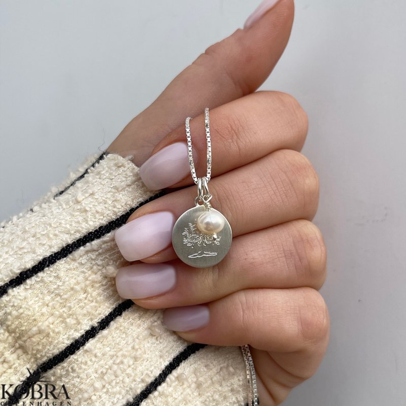 Livets Træ smykke i sølv med personlig gravering samt hvid ferskvandsperle