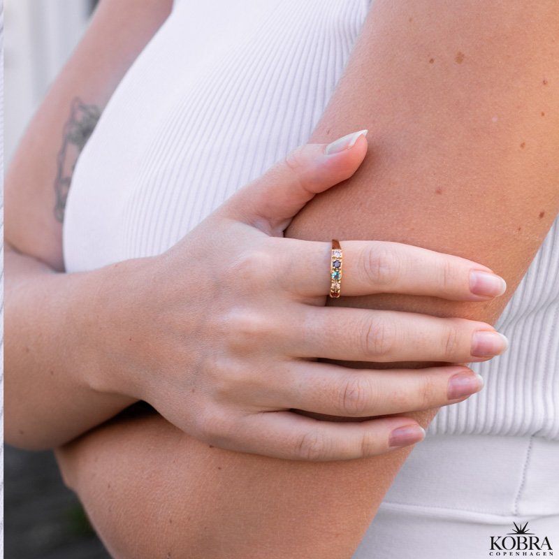 "Lorelai" Unik guld ring med farvet sten