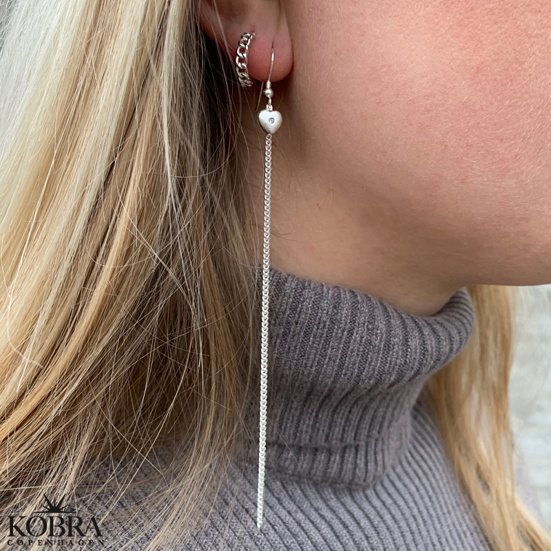 "Loulou" kæde øreringe i sølv med lille hjerte-vedhæng med hvid sten