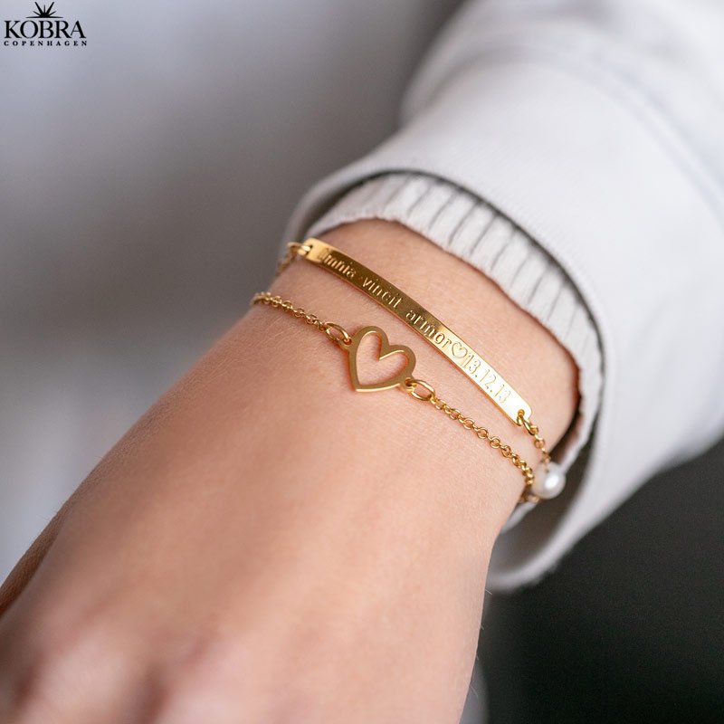 "Montana" 18 karat forgyldt armbnd / armlet med plade og hvid ferskvandsperle, inklusiv gravering