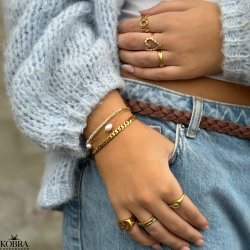 "Love" hjerteformet ring i guld med hvide zirkonia sten