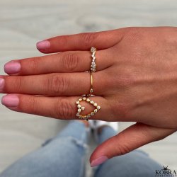 "Love" hjerteformet ring i guld med hvide zirkonia sten