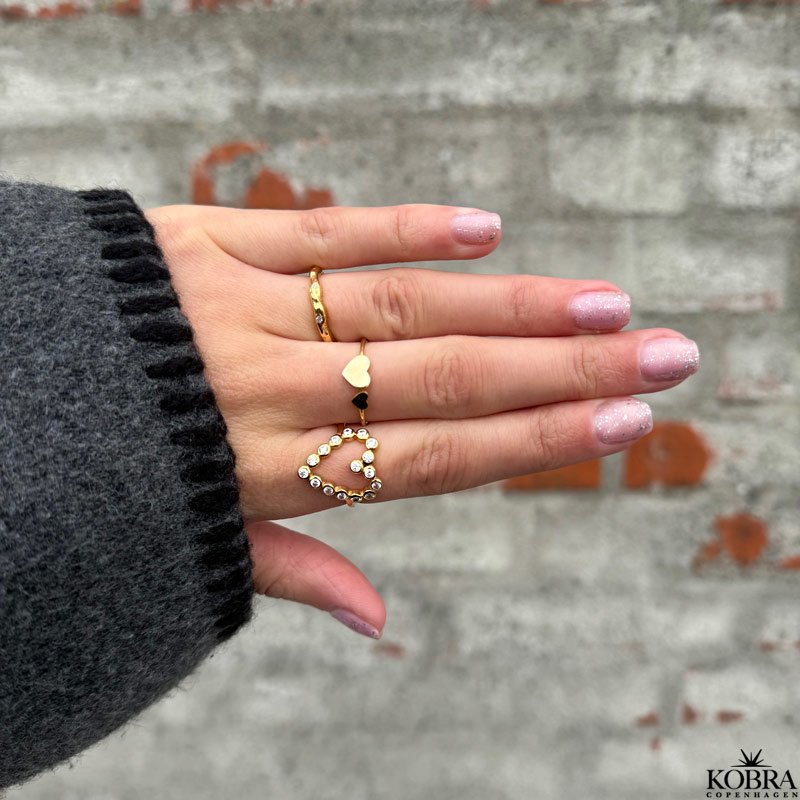 "Love" hjerteformet ring i guld med hvide zirkonia sten