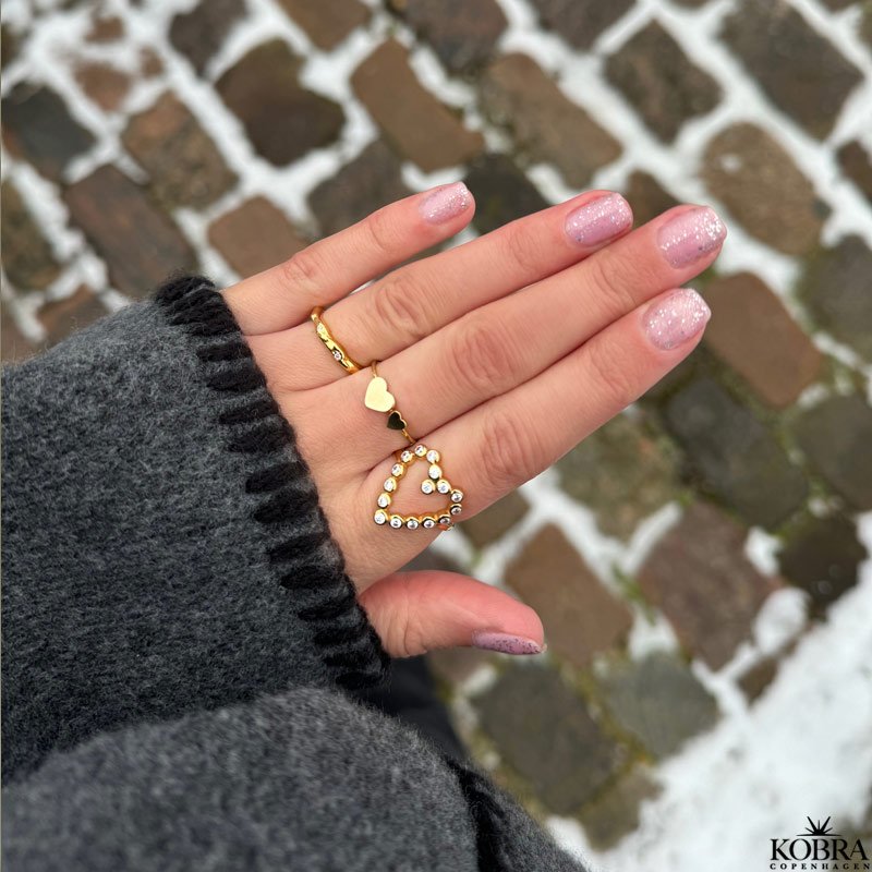 "Love" hjerteformet ring i guld med hvide zirkonia sten