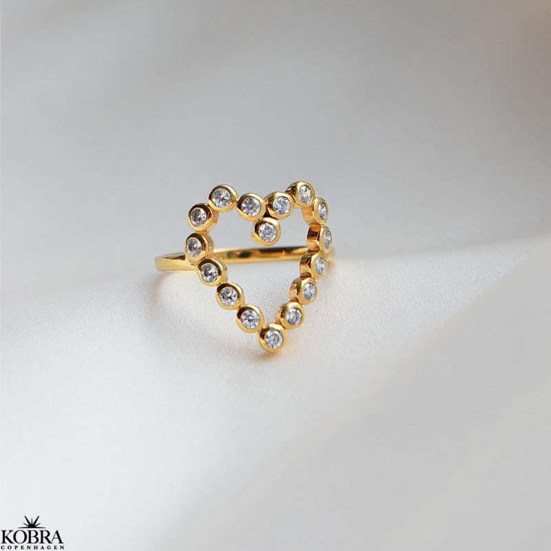 "Love" hjerteformet ring i guld med hvide zirkonia sten