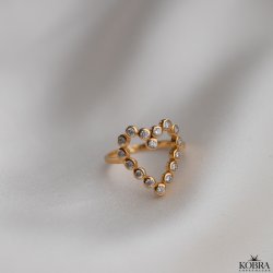 "Love" hjerteformet ring i guld med hvide zirkonia sten