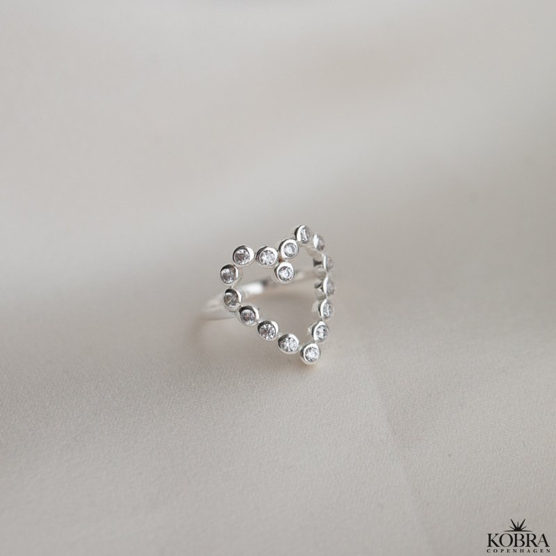 "Love" hjerteformet ring i slv med hvide zirkonia sten