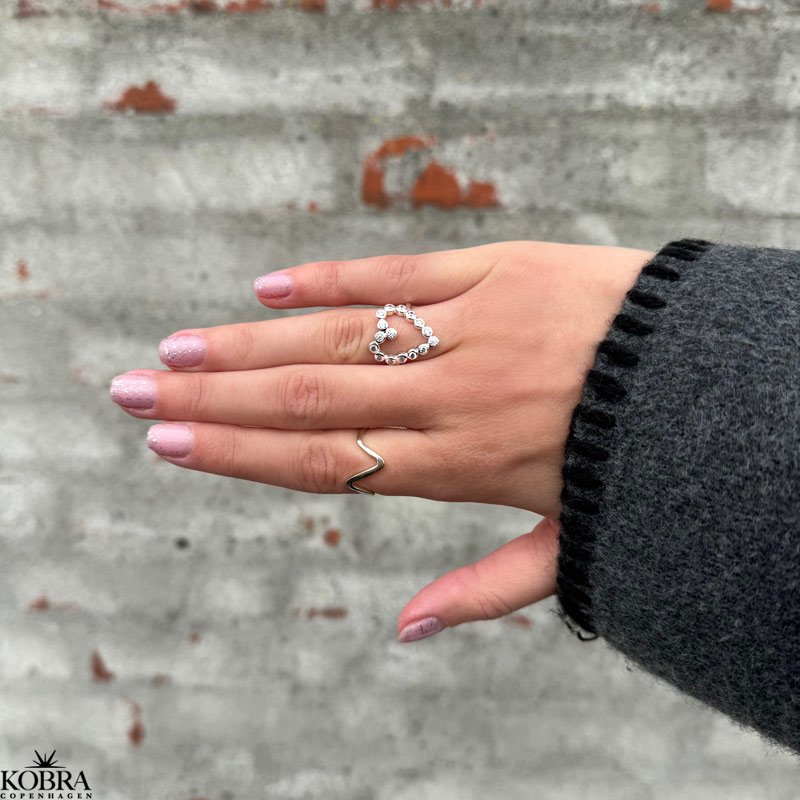 "Love" hjerteformet ring i slv med hvide zirkonia sten