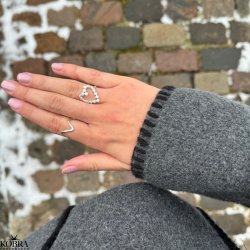 "Love" hjerteformet ring i slv med hvide zirkonia sten