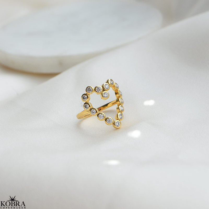 "Love" hjerteformet ring i guld med hvide zirkonia sten