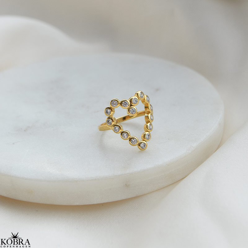 "Love" hjerteformet ring i guld med hvide zirkonia sten