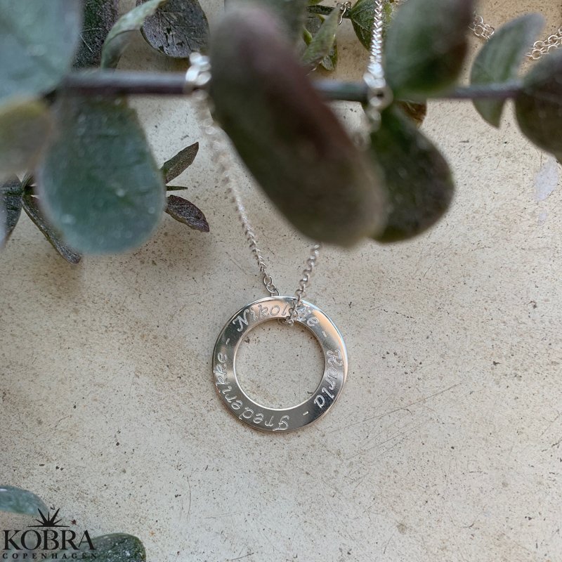 Love Wheel, slv halskde med rundt vedhng, inklusiv din gravering