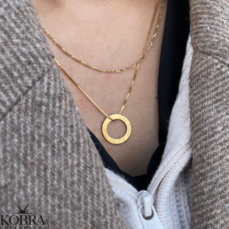 Love Wheel, guld halskde med rundt vedhng, inklusiv din gravering