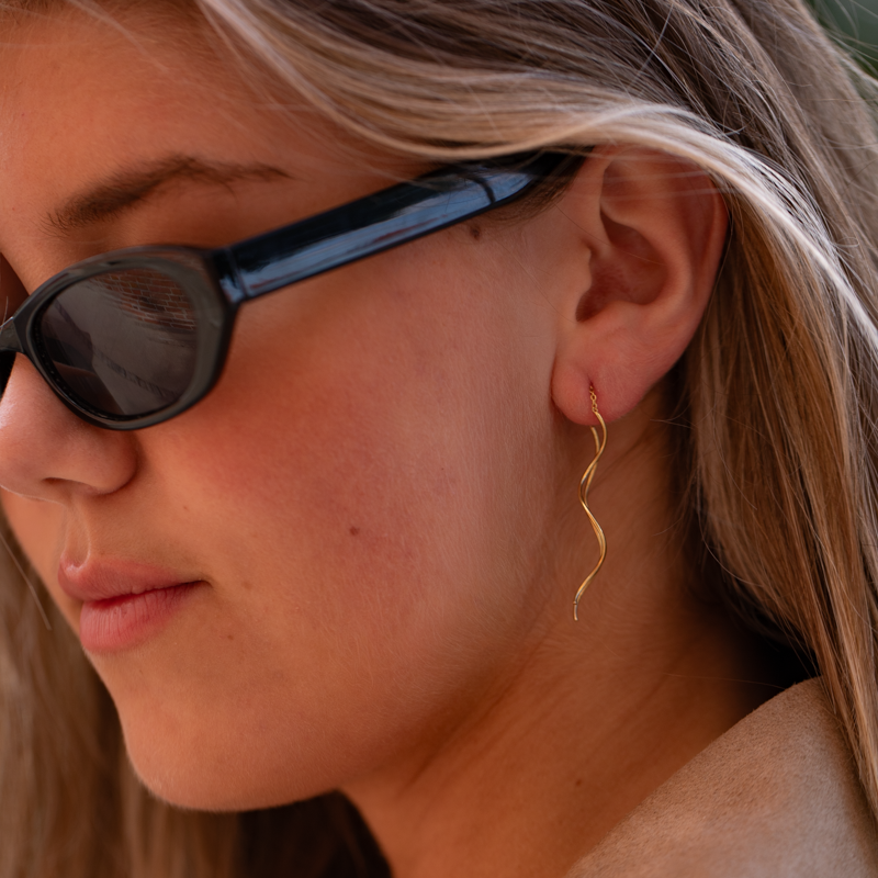 "Curve" 18kt forgylt �redobber med spiraler