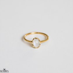 "Lullo" snoet guld ring med "rainbow moonstone"