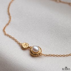 "Luna Mae" 18 karat forgyldt armbnd med ferskvandsperle samt hammerslet amulet