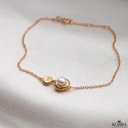 "Luna Mae" 18 karat forgyldt armbnd med ferskvandsperle samt hammerslet amulet