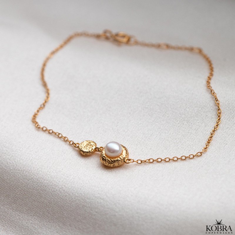 "Luna Mae" 18 karat forgyldt armbnd med ferskvandsperle samt hammerslet amulet