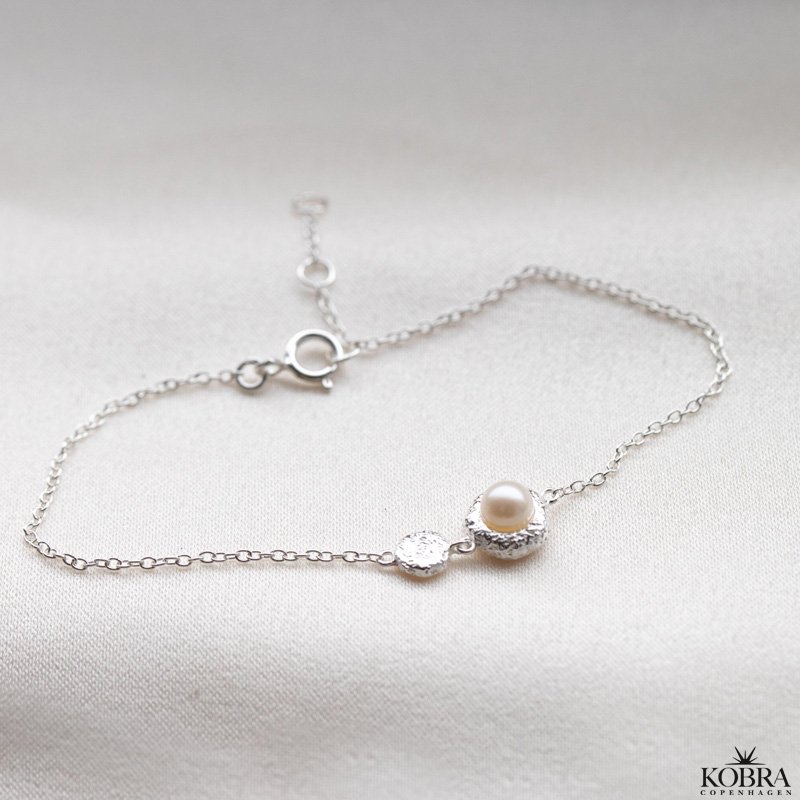 "Luna Mae" slv armbnd med ferskvandsperle samt hammerslet amulet