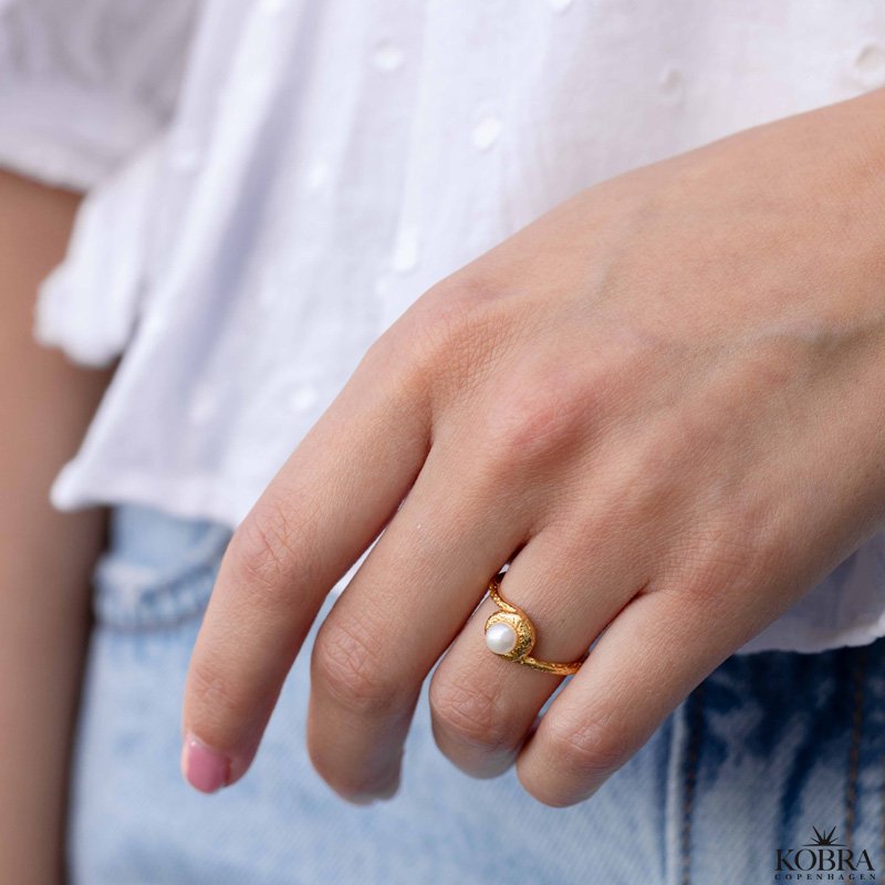 "Luna Mae" 18 karat forgyldt ring med gte ferskvandsperle