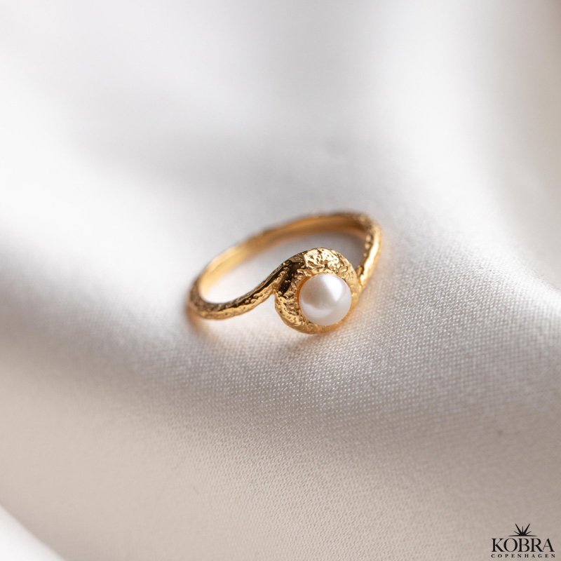 "Luna Mae" 18 karat forgyldt ring med gte ferskvandsperle