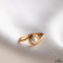 "Luna Mae" 18 karat forgyldt ring med gte ferskvandsperle