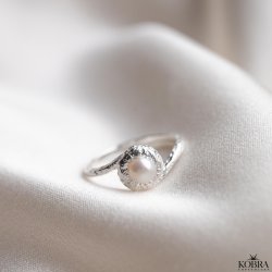 "Luna Mae" slv ring med gte ferskvandsperler