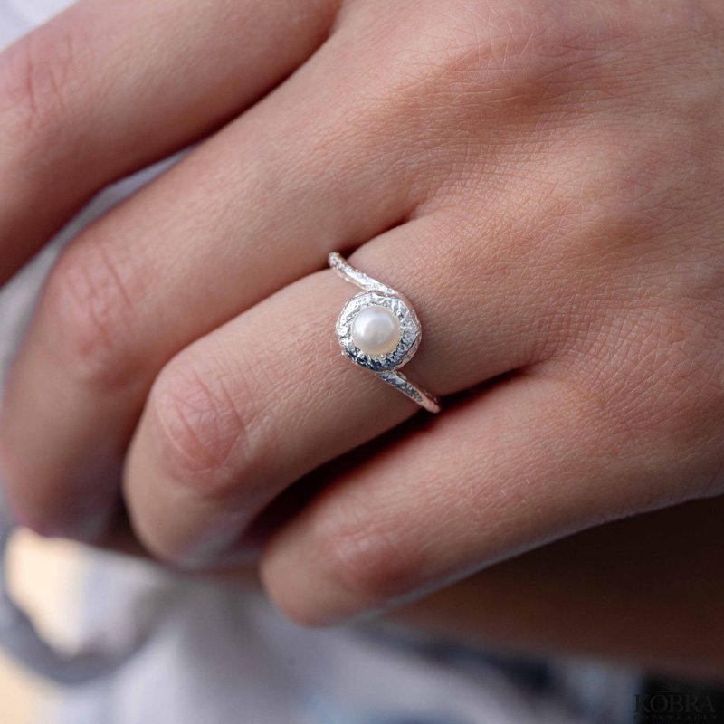 "Luna Mae" slv ring med gte ferskvandsperler