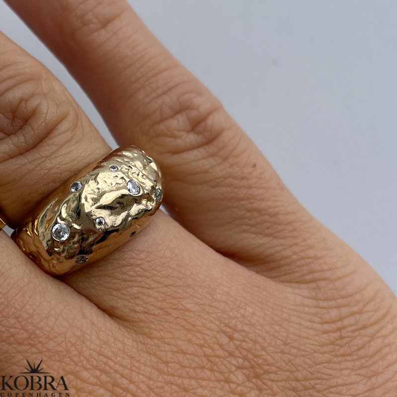 "Luna" stor chunky guld ring med hvide sten