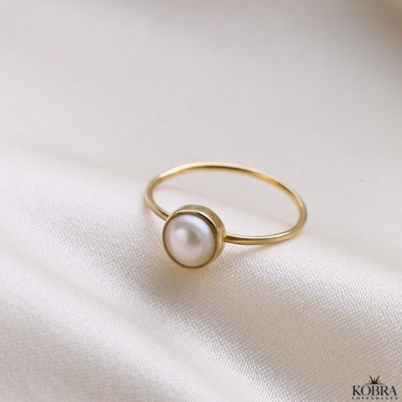 "Luxi" guld ring med gte ferskvandsperle