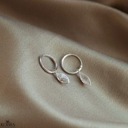 "Lyra" sm slv reringe med hvide glassten