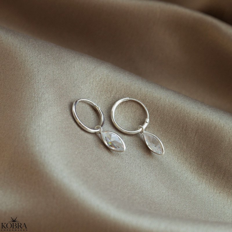 "Lyra" sm slv reringe med hvide glassten