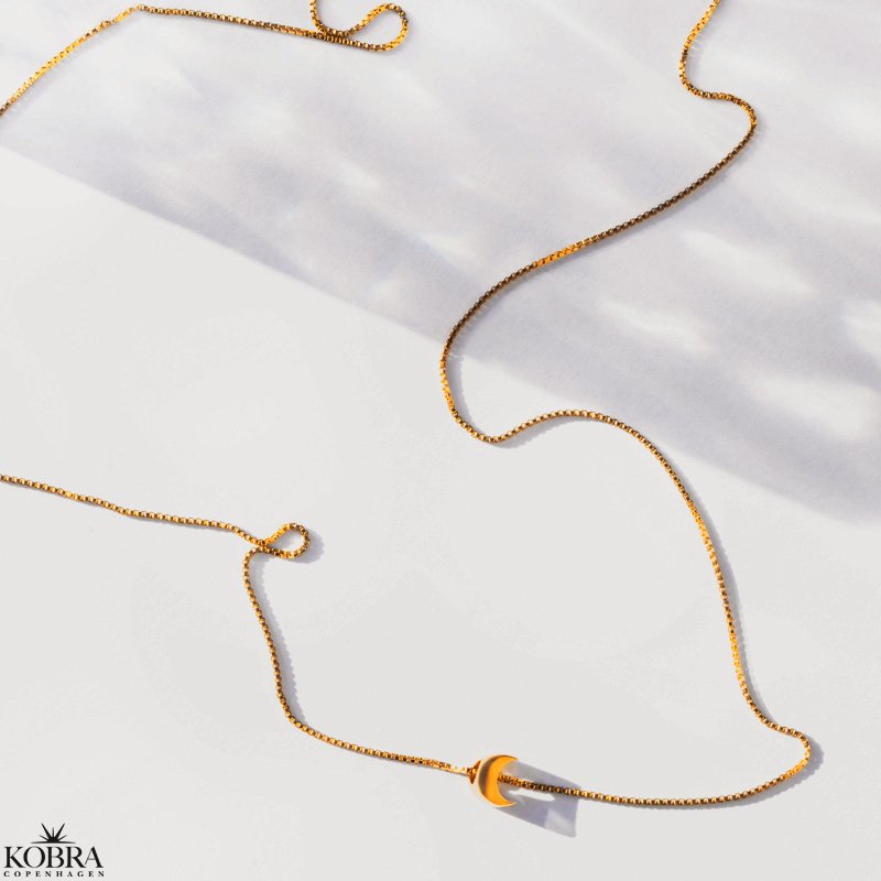 "Callista" simple necklace with moon charm