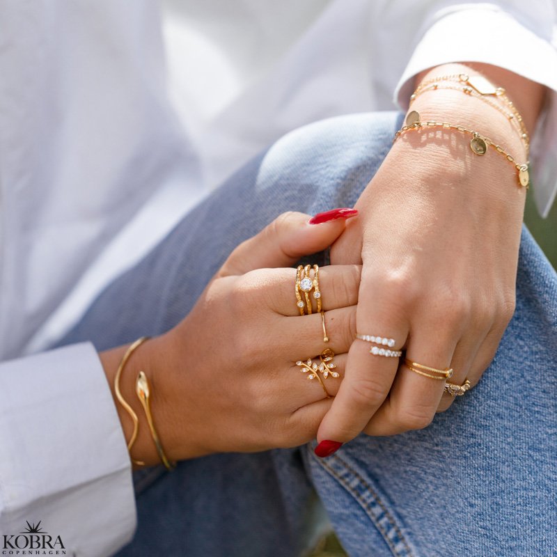 "Viva" gold-plated ring with white stones and leaves