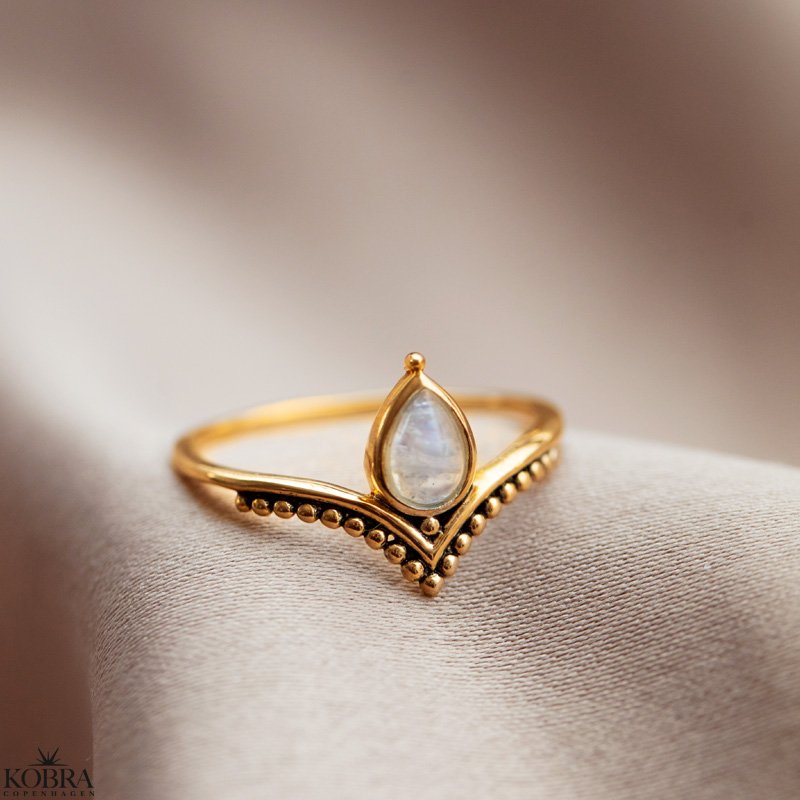 "Mae" gullring med mnestein