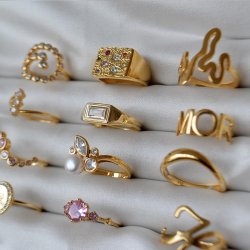 "Roxy" 18 karat gullbelagt signetring med hvit stein