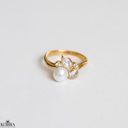 "Magda" guld ring med hvide sten samt gte hvid ferskvandsperle
