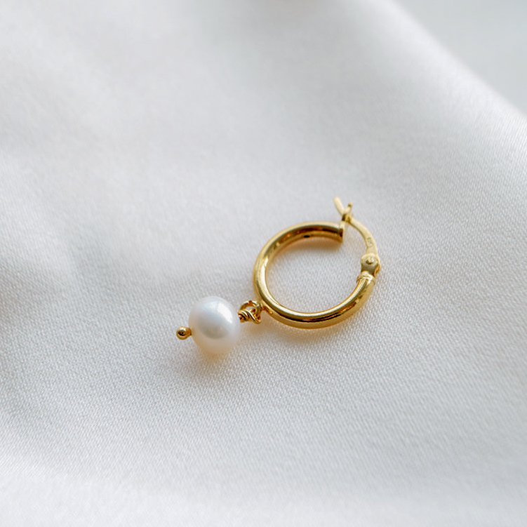 "Margrethe" guld �rering / hoop med hvide ferskvandsperle (1 stk)