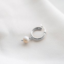 "Margrethe" s�lv �rering / hoop med hvide ferskvandsperle (1 stk)