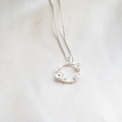 "Marguerit" halsk�de i s�lv med blomster vedh�ng