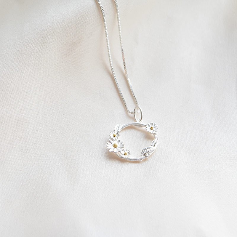 "Marguerit" halsk�de i s�lv med blomster vedh�ng
