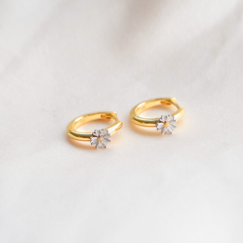"Marguerit" sm� guld hoops med en marguerit